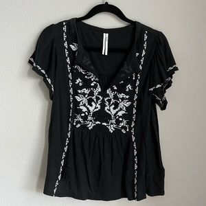 Anthropologie Black and White Embroidered Boho Short Sleeve V Neck Blouse Tshirt